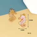 Detailansicht des rosa Seepferdchen-Emaille-Anhängers mit Maßen: 25 mm x 14 mm. - Rosa Seepferdchen