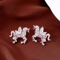 Detailopname van zilveren pegasus-oorknopjes met roze en witte zirkonia-steentjes - Pegasus Stijl Oorknopjes (17#) / Zilver-Roze