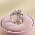 Elegante anello a corona in argento con pietre rosa su una scatola di velluto - Anello Corona Zirconia Rosa (QY8162) / Colore acciaio
