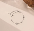 Detalle de una pulsera de eslabones plateada con cinco colgantes de circonita - Estilo Colgante de Pedrería Romana Redonda (E186) / Plateado