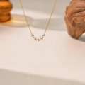 Collana minimalista in titanio dorato con cinque perle barocche viola e sfere di metallo - Stile Perla Oro Minimalista (QYH19)