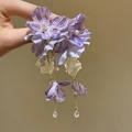Detaillierte Nahaufnahme eleganter lila Stoffblumen-Ohrringe mit zarten Perlenverzierung - Seidenartiges Stoff-Blumenquaste (8#)