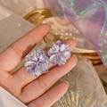 Elegante lavendellila Blumenstecker mit Perlmutt-Finish in der Hand gehalten - Perlenoptik 3D-Blume (12#)