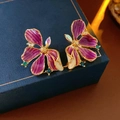 Elegante paarse bloem oorknopjes met zilveren naalden en fonkelende kristal accenten - Zilveren naald / Paars emaille diamant bloem stijl (61#)