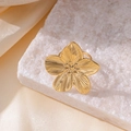 Gouden bloem ring met geborstelde textuur op witte steen en zijden achtergrond - Vijf-Petalige Bloem Ring (QYF234) / Goud
