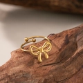 Bague ajustable dorée en forme de nœud élégant en acier au titane poli brillant - Bague Nœud Papillon (QYF158)