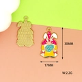 Vue détaillée du pendentif gnome en émail avec oreilles de lapin et motif d'œuf de Pâques - Gnomes de Pâques