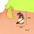 Vue détaillée d'une breloque gnome en émail, taille 30x19mm et poids 2,3g - Nain Magique