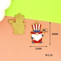 Gros plan d'une breloque gnome Oncle Sam en émail avec dimensions de 30 mm de haut et 23 mm de large - Nain Drapeau