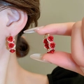 Elegante rote Rosenohrringe in Goldoptik mit funkelnden Kristallen für einen Vintage-Look - Stil 11(11#) / Ohrbuckle / Rotgold