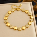 Macro-opname van vergulde armband met matte bloemen en pavé gezette bloembedels - Bloem Hanger Stijl (B2074)