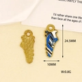Vue détaillée d'une breloque chaussure de foot bleue et dorée avec dimensions 24,5x10 mm. - Chaussures de football