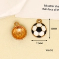 Vue macro détaillée des breloques de football pour bijoux DIY avec dimensions 15 mm et 12 mm. - Petit football