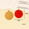 Vue détaillée de la breloque basket émaillée rouge, dimensions 25mm par 29mm - Grand Basketball