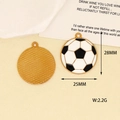 Vue détaillée d'un pendentif en émail ballon de football noir et blanc de 25 mm - Grand Ballon de Foot