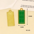 Vue détaillée d'un pendentif émaillé court de tennis avec dimensions 35mm par 15mm et poids - Terrain de Badminton