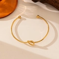 Minimalistischer, 18K vergoldeter Knotenknoten-Armreif mit Kugelenden auf Textur - Knoten mit Kugel Stil (QYE2176) / Gold