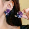 Dettaglio degli orecchini a rosa in resina viola con strass multicolori brillanti - Stile Rosa Intagliata in Resina / Viola