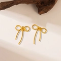 Minimalistische gouden roestvrijstalen strikoorbellen op een esthetische achtergrond - Strik oorknopjes (QYG358) / Goud