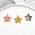 Detailansicht bunter Stern- und Mondanhänger aus Emaille für DIY-Schmuckkreationen - S1 / Mond Stern (CZ018177) / 10 Stück/Packung / Rosa Weiß