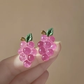 Detailopname van paarse druiventros oorknopjes met groene bladeren in de hand - 925 Sterling Zilver Stift - Paarse Druivenvorm Stijl (3)