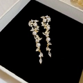 Detailopname van elegante gouden kwastjesoorbellen met parels en vlindermotieven. - Vlinderbloem Kunstmatige Parel Kwastje Oorbel (42#) (met Zilveren Oorsteker)