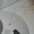 Minimalistische 18K vergoldete Halskette mit rundem sechs-krallen-gefasstem Anhänger - Einzelne Diamant Halskette (QYH168)