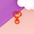Vista detallada de un cierre de mosquetón naranja con forma de corazón para joyas DIY - Naranja