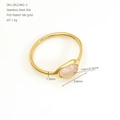 Vue détaillée d'une bague irrégulière plaquée or 18 carats avec une pierre rose naturelle - Or N° 5 (ZR2246G)