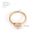 Vue détaillée d'une bague en acier inoxydable 304 avec pierre rose naturelle et mesures - Or Rose N° 5 (ZR2246R)