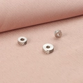 Detailansicht von drei Schmuck-Abstandsperlen aus Edelstahl mit Zahnradmuster - Diagonal-Stil 1 (A-QY0042) / 4mm / Stahlfarben