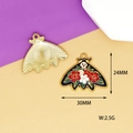 Vista detallada del colgante de polilla en esmalte con calavera, medidas 30mm x 24mm - Mariposa de Flores / Paquete de 10