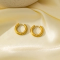 Gepolijste chunky 18k goud vergulde roestvrijstalen creolen op elegante beige zijden stof - 4*20mm / Goud