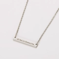 Primer plano del grabado 'All I Want for Christmas is You' en un collar de barra de acero - Color acero