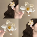 Nahaufnahme der komplizierten Blütenblattstruktur einer weißen Acryl-Blumenspange - Lilienblüten-Haarspange / Weiß