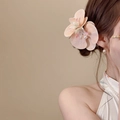Detaillierte Nahaufnahme von realistischen Pfirsich-Orchideen-Haarspangen mit feinen Perlen. - Künstlicher Orchideen-Clip / Gelb