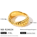 Vue détaillée d'une bague en acier inoxydable torsadé doré avec dimensions - Taille 6 / Style Texture Tressée (NB-R24624) / NB-R24624
