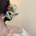 Detail einer romantischen bunten Blumen-Haarspange aus Acryl als seitlicher Haarschmuck - Mehrfarbiger Blumencluster-Stil (21#) / Grün Mehrfarbig