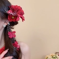 Detailansicht einer romantischen roten Acryl-Blumen-Haarklammer mit Vintage-Anhängern - Rote Spinnenlilie Mit Quaste (24#) / Rot