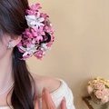 Detailansicht einer eleganten Haarspange mit rosa und weißen Stoffblumen im Haar - Netzgewebe Blumen-Haarschmuck (27#) / Rosa-Weiß