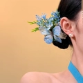 Elegantes Detail einer blauen Schmetterlings- und Blumenhaarspange an einer Retro-Frisur - Schmetterlings-Blumen-Entenschnabel-Clip (32#) / Blau