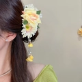 Romantische gelbe Rosen-Haarklammer mit Perlenquasten, getragen im Haar gezeigt - Rosen Gänseblümchen Quasten Entenschnabel-Clip (33#) / Gelb