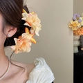 Detailansicht einer romantischen pfirsichfarbenen Blumenhaarspange für elegante Frisuren - Künstliche Blumen-Cluster Entenschnabel-Clip (34#) / Orangegelb