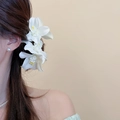 Nahaufnahme von eleganten weißen Lilien-Haarspangen, gestylt an einem Modell - 3D-Lilienblüten-Entenschnabel-Clip (38#) / Weiß