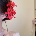 Nahaufnahme einer eleganten roten Lycoris-Blumenhaarklammer an der Seite des Haares - Spinnenlilie Seiten-Entenschnabel-Clip (39#) / Rot