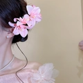 Nahaufnahme von romantischen rosa Acryl-Blumen-Haarspangen an einer eleganten Dame - Überlappende Spinnenlilie-Stil (40#) / Rosa