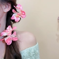 Detailansicht der romantischen rosa-weißen Spinnenlilien-Haarspangen am Model - Spinnenlilie-Stil (41#) / Rosa-Weiß Farbverlauf