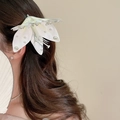 Detailansicht einer weißen Lilien-Haarklammer mit Perlenverzierung im Haar des Modells. - Lilie mit Künstlichem Perlendekor (44#) / Weiß