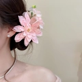Eleganter rosa Stoffblumen-Haarclip am Modell für einen romantischen Feen-Look. - 52# Entenschnabel-Clip - Große Blumenform / Einzelstück / Rosa