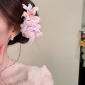Detailansicht der Haarspange aus rosa Netzstoff mit zarten Perlenakzenten - 58# Entenschnabel-Clip - Netzgewebe Blume / Einzelstück / Hellrosa